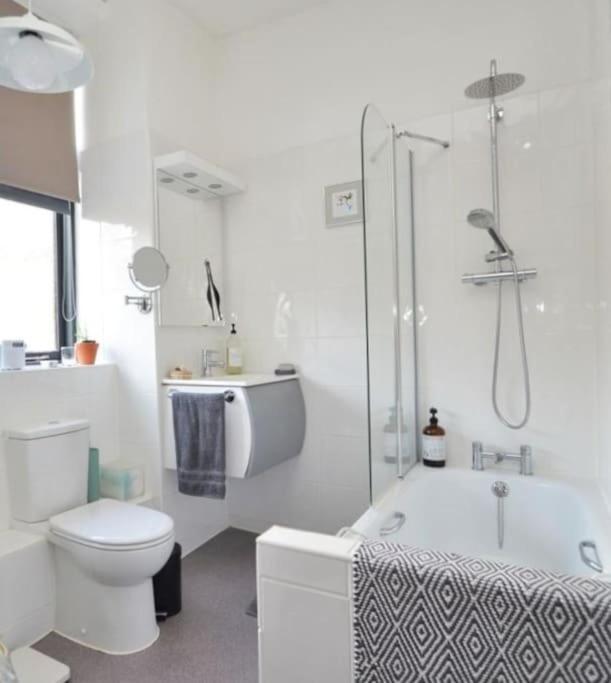 Contractor And Family Friendly Grade II Townhouse- 3 Bedrooms- Free Parking NWI Dış mekan fotoğraf