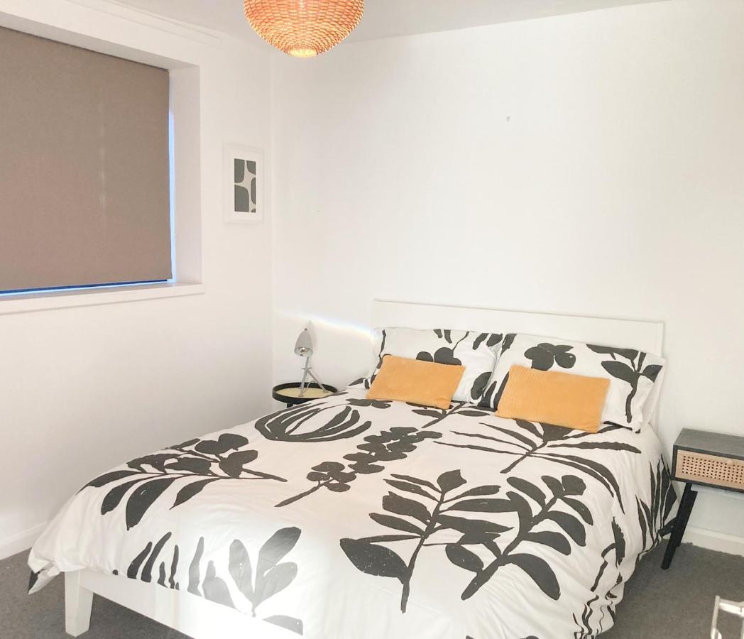 Contractor And Family Friendly Grade II Townhouse- 3 Bedrooms- Free Parking NWI Dış mekan fotoğraf
