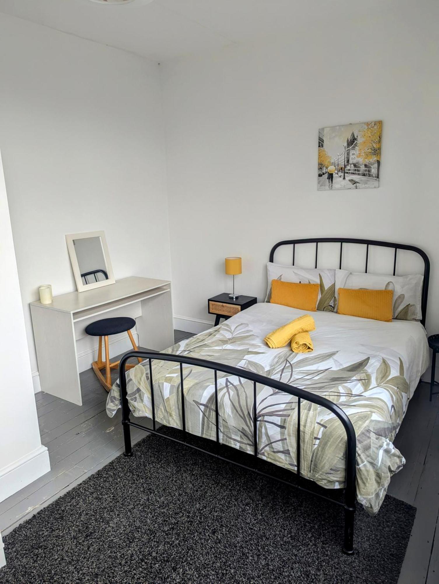 Contractor And Family Friendly Grade II Townhouse- 3 Bedrooms- Free Parking NWI Dış mekan fotoğraf