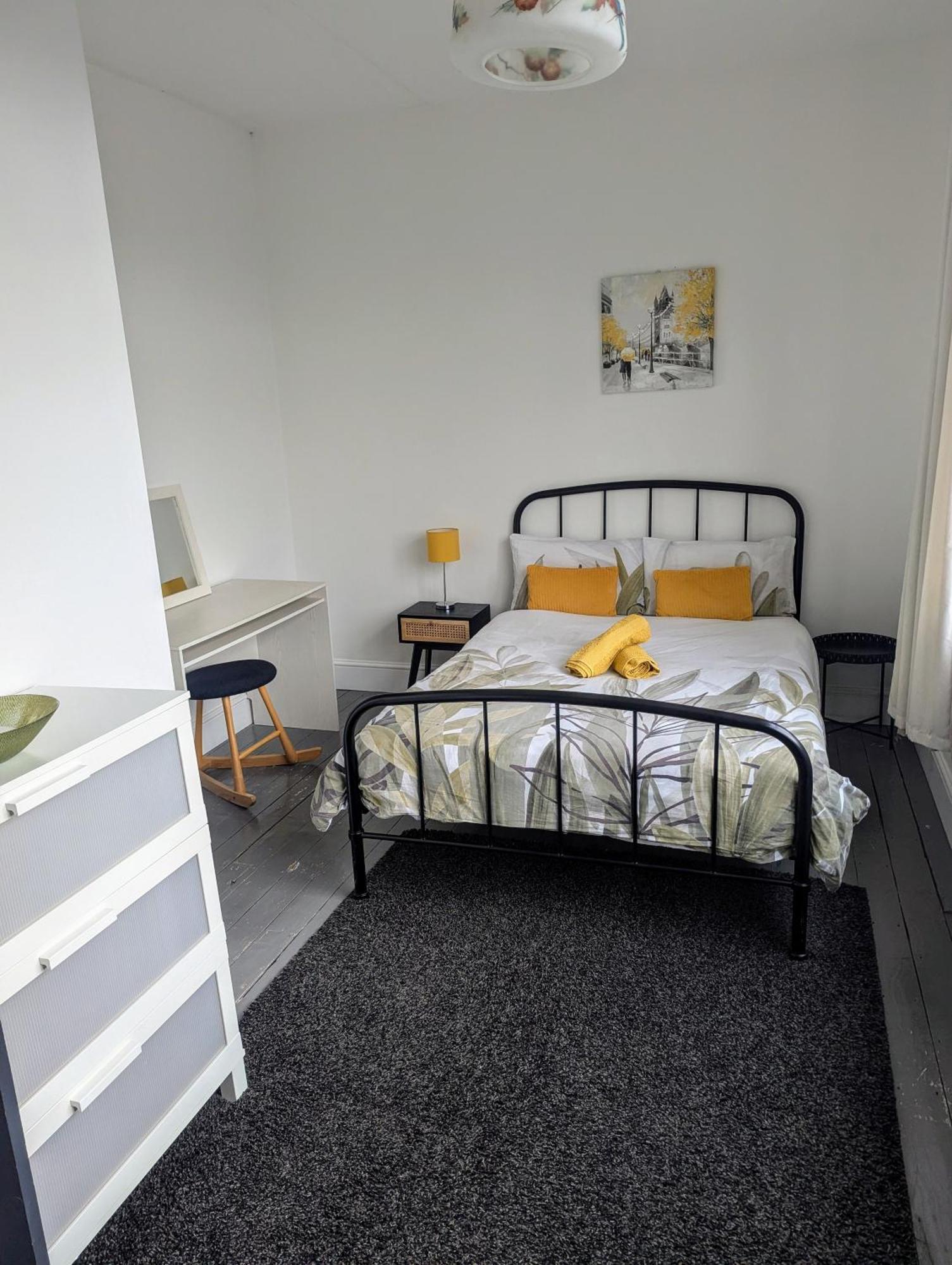 Contractor And Family Friendly Grade II Townhouse- 3 Bedrooms- Free Parking NWI Dış mekan fotoğraf