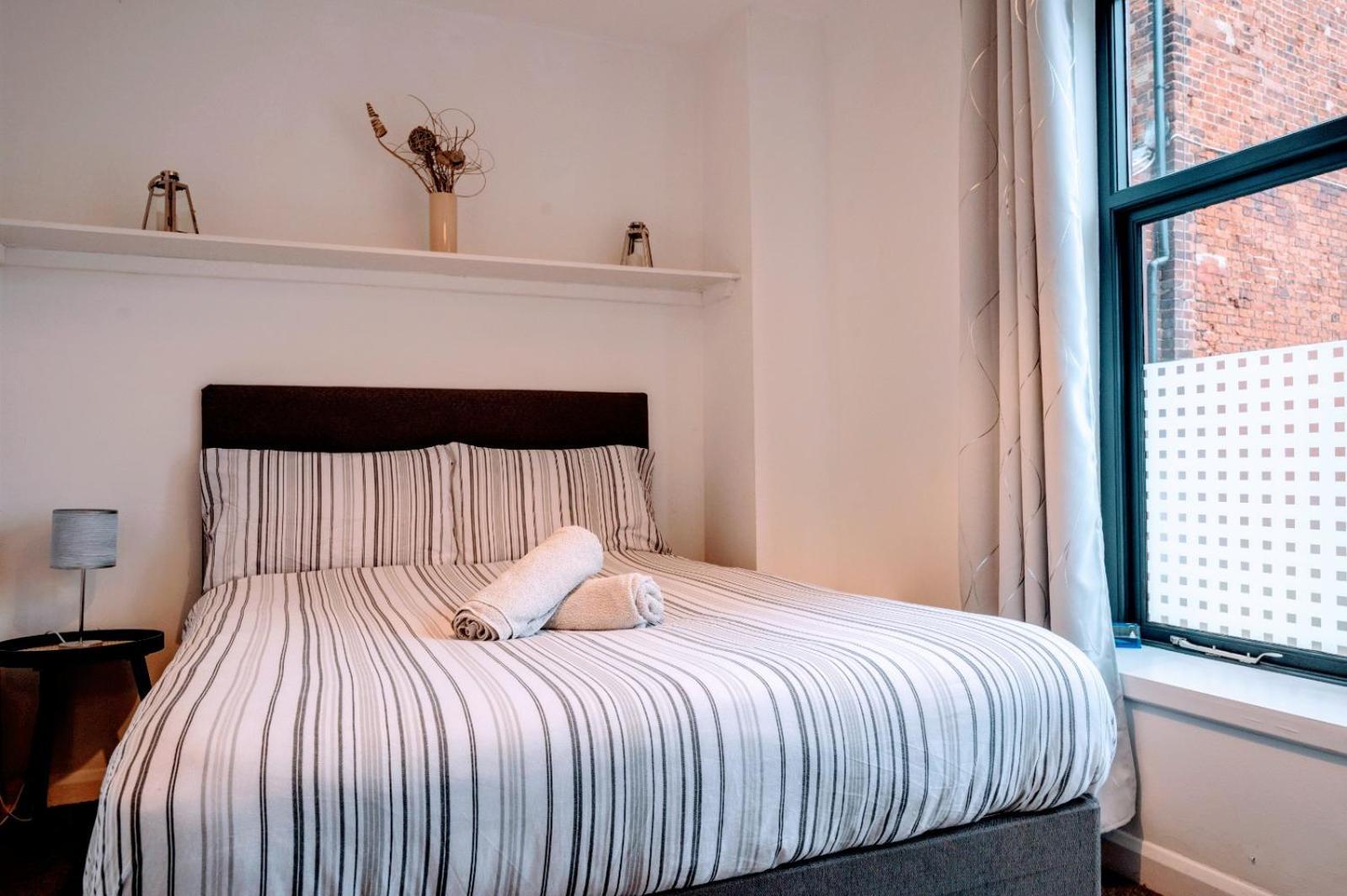 Contractor And Family Friendly Grade II Townhouse- 3 Bedrooms- Free Parking NWI Dış mekan fotoğraf